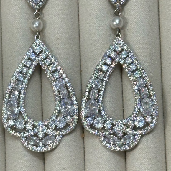 Sparkling Silver Tone Teardrop Dangle Earrings wedding PAGENT Elegant 3134 B - Picture 8 of 12